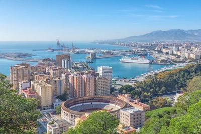 Vista de Málaga con plaza y puerto